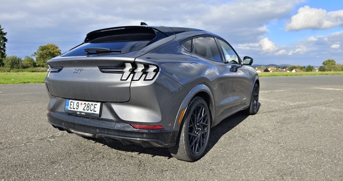 mustang-mach-e-gt-2024-17