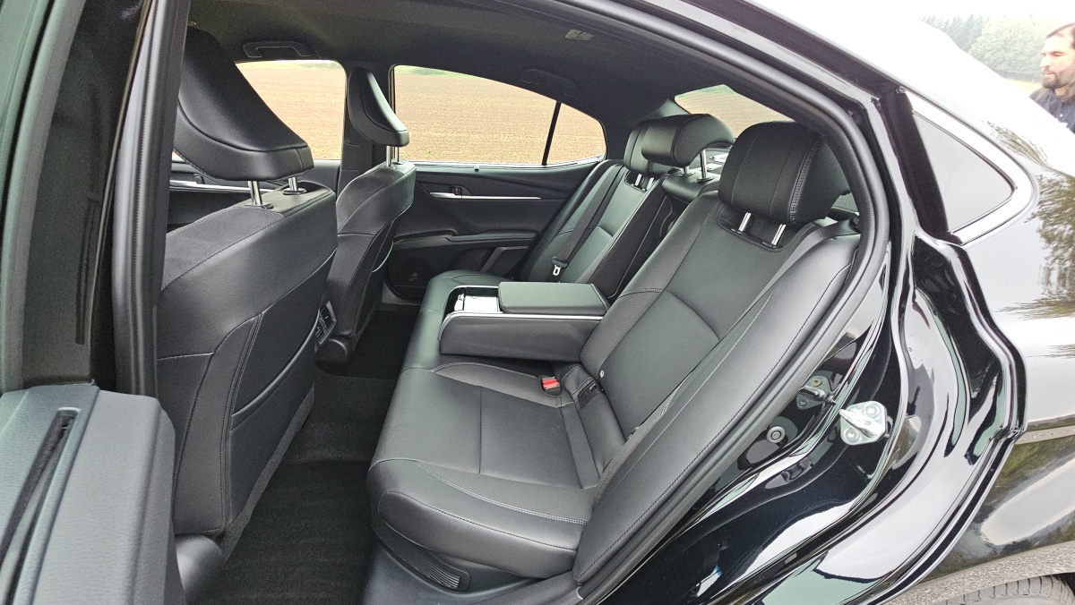 toyota-camry-2025-9