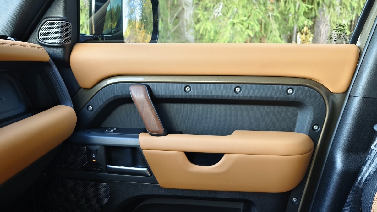 land-rover-defender-2024-19