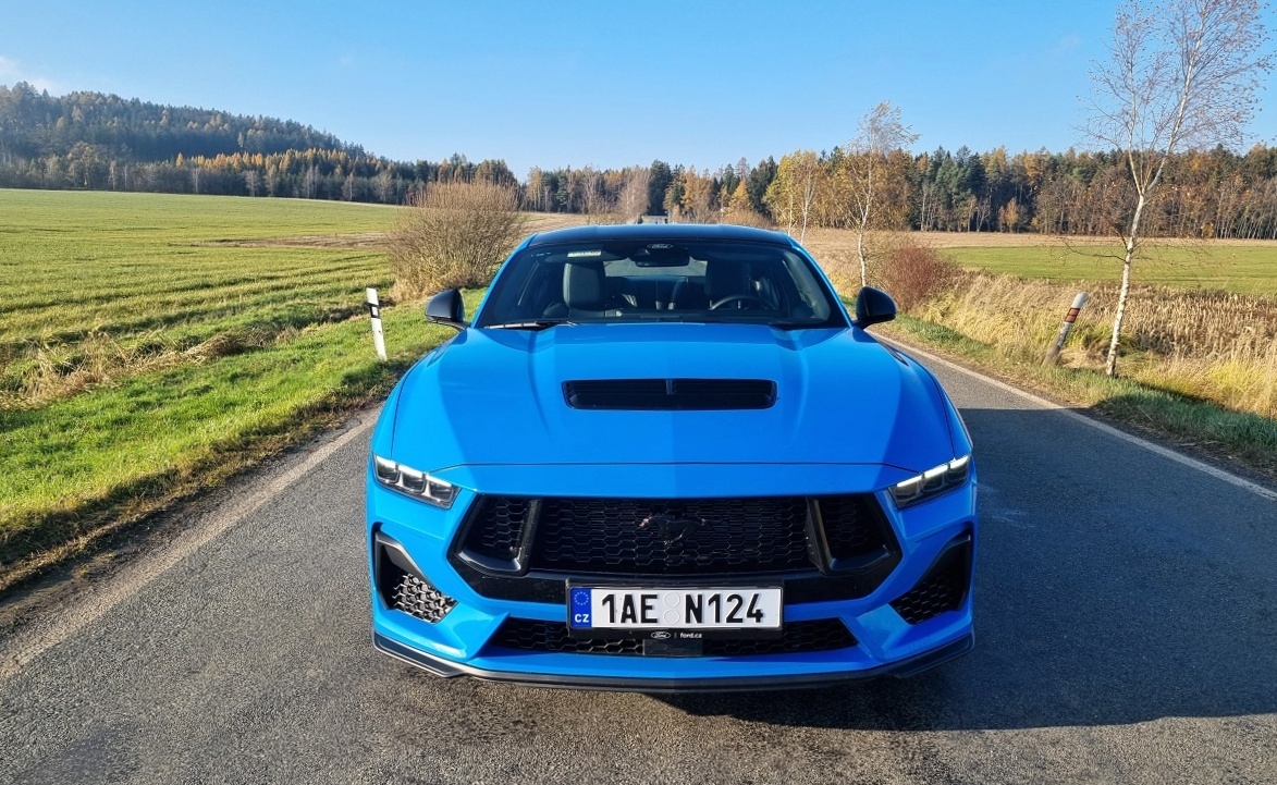 ford-mustang-gt-fastback-2025-1