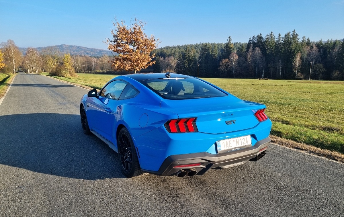ford-mustang-gt-fastback-2025-11