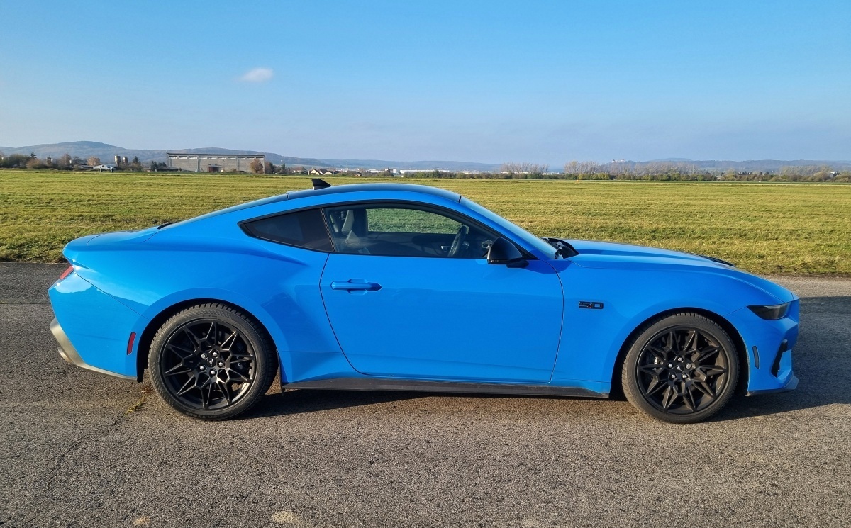 ford-mustang-gt-fastback-2025-13