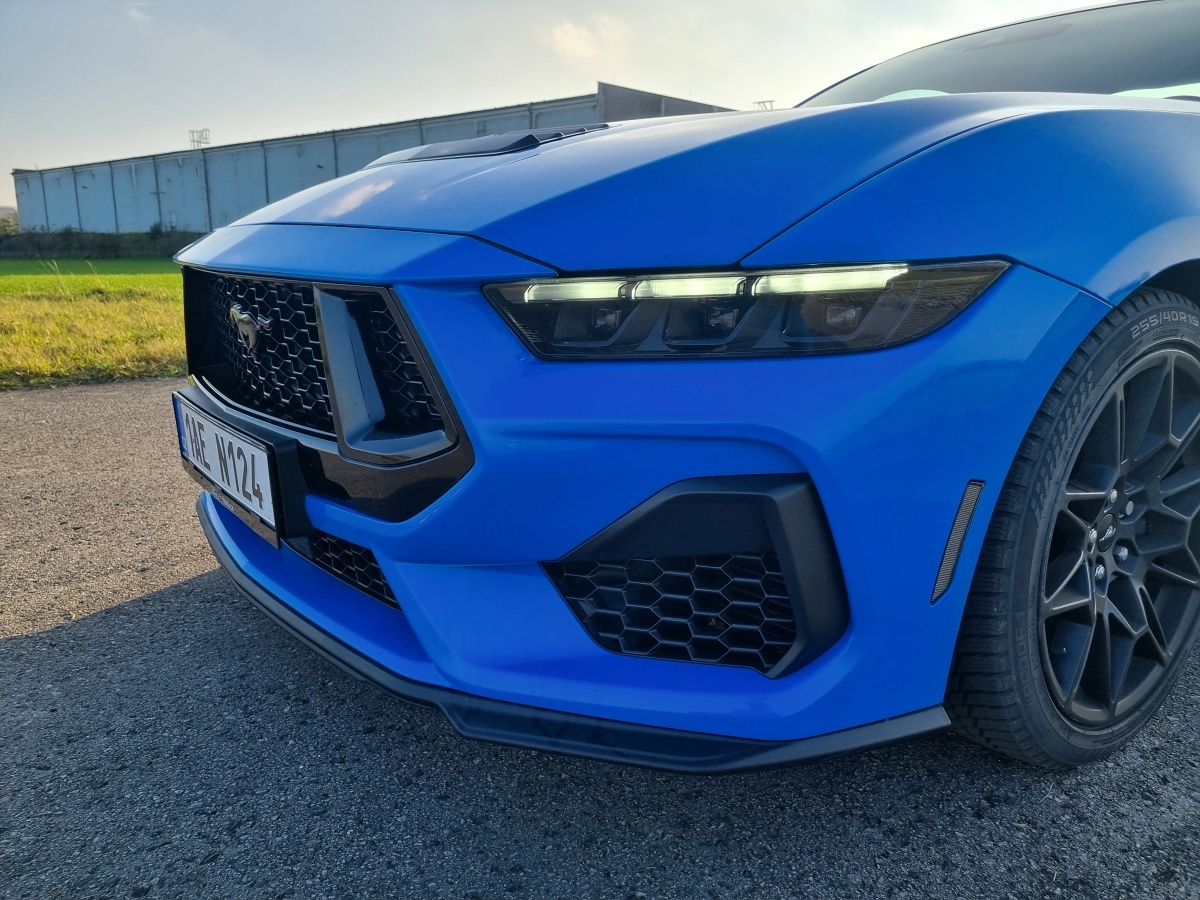 ford-mustang-gt-fastback-2025-15