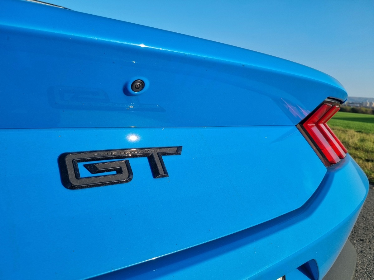 ford-mustang-gt-fastback-2025-17