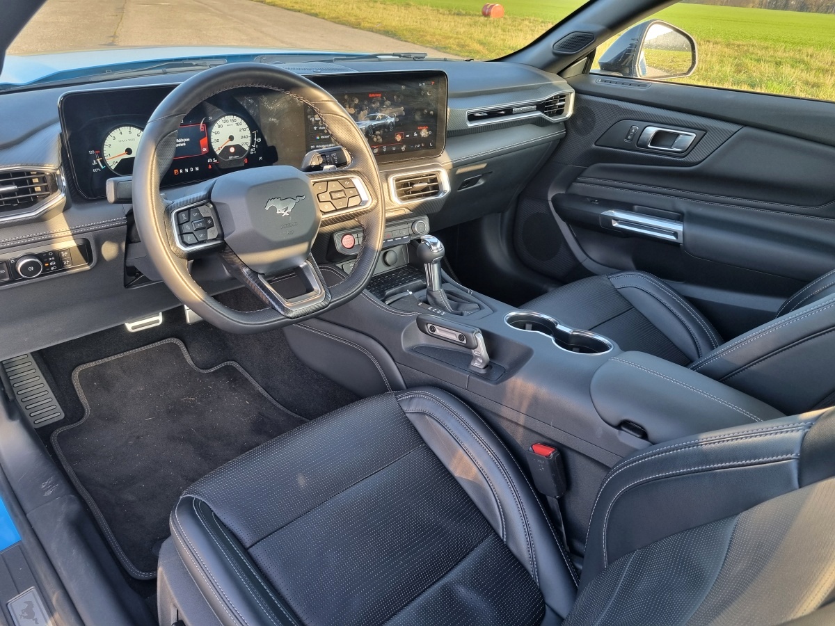 ford-mustang-gt-fastback-2025-18