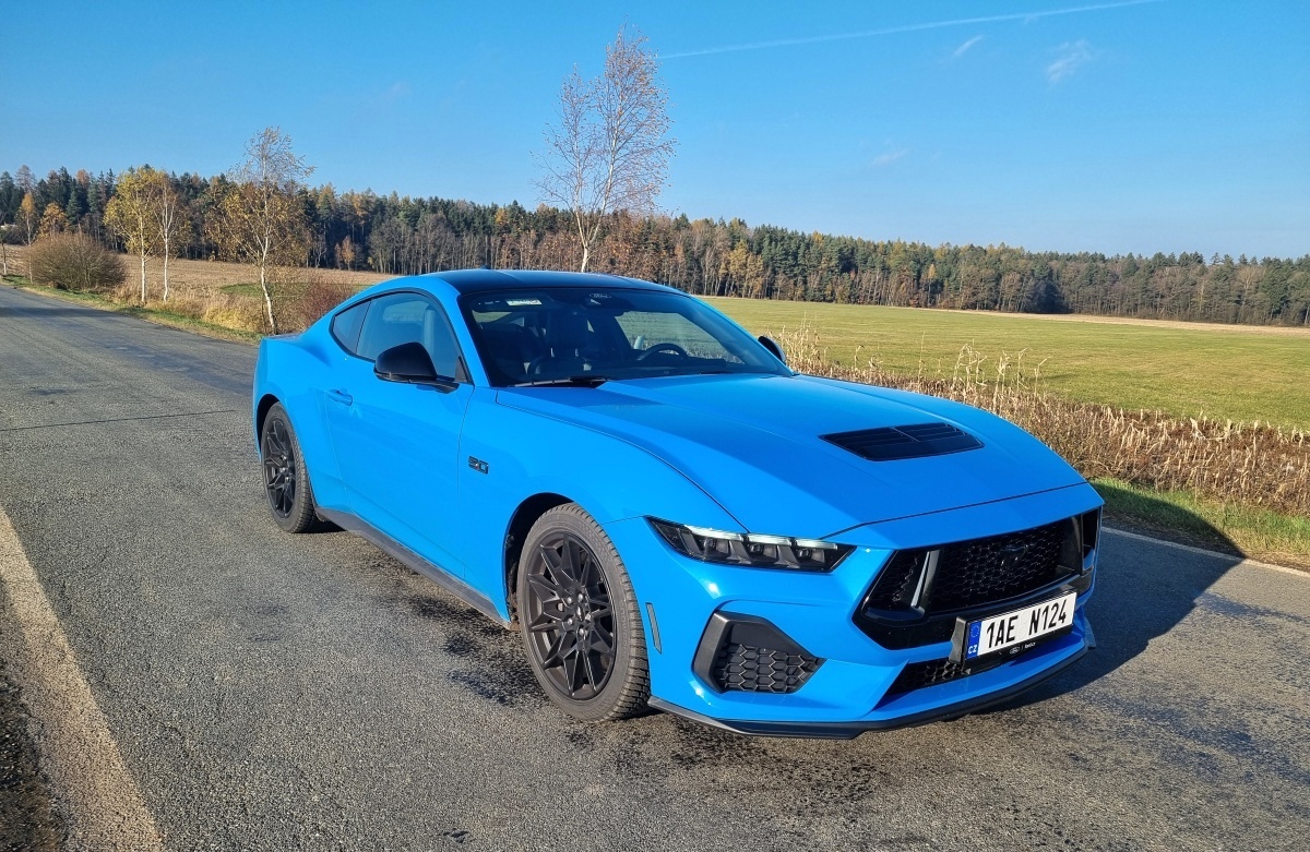 ford-mustang-gt-fastback-2025-2