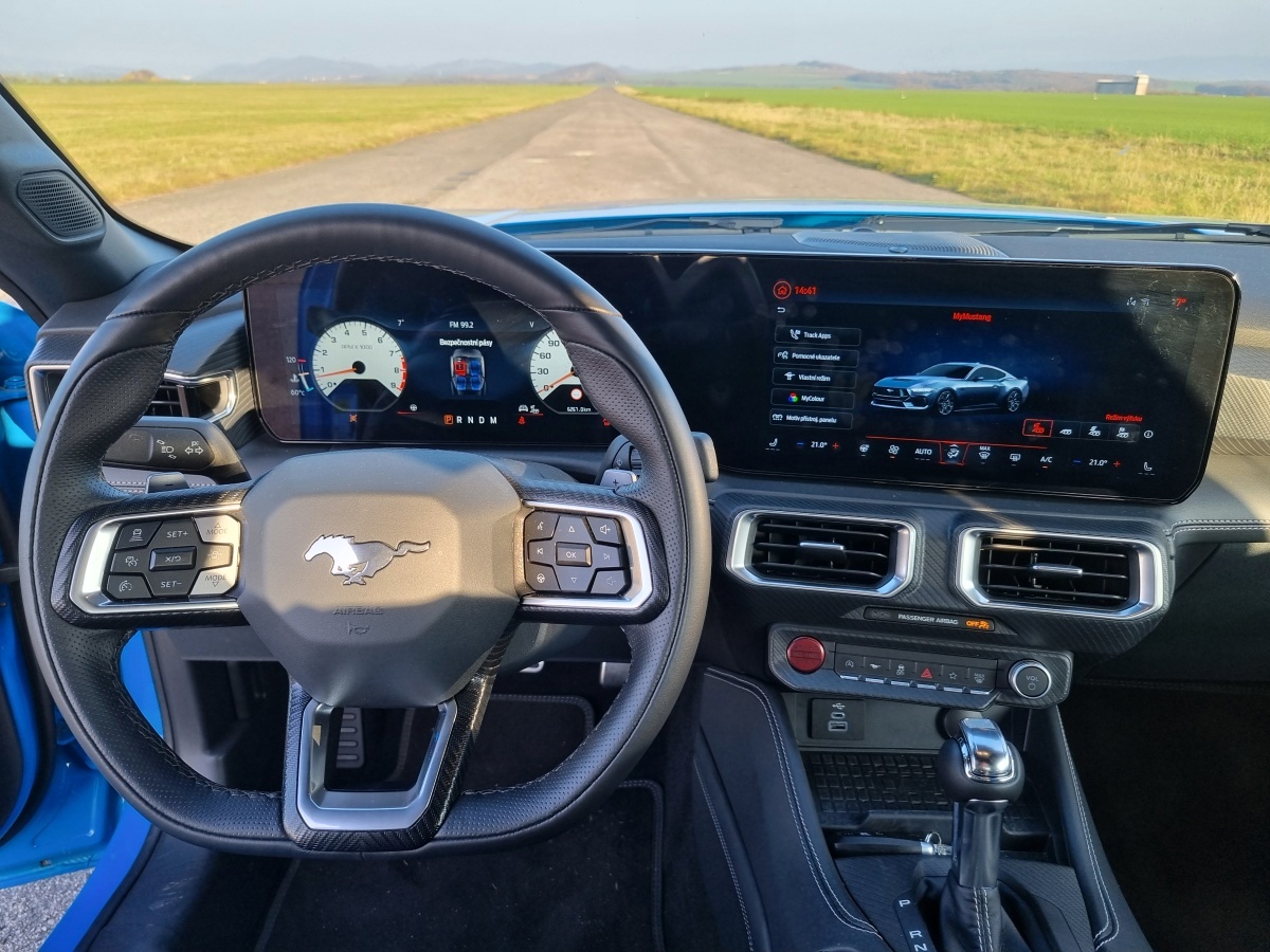 ford-mustang-gt-fastback-2025-21