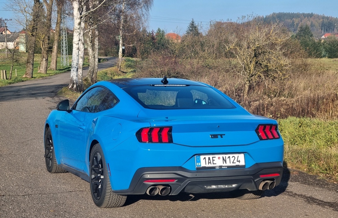 ford-mustang-gt-fastback-2025-7