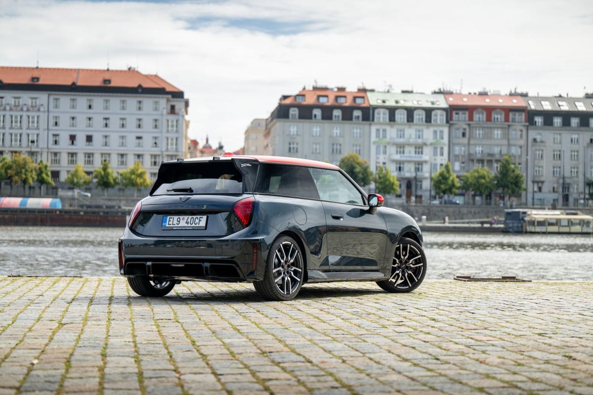 p90563826_lowres_mini-cooper-3door-se