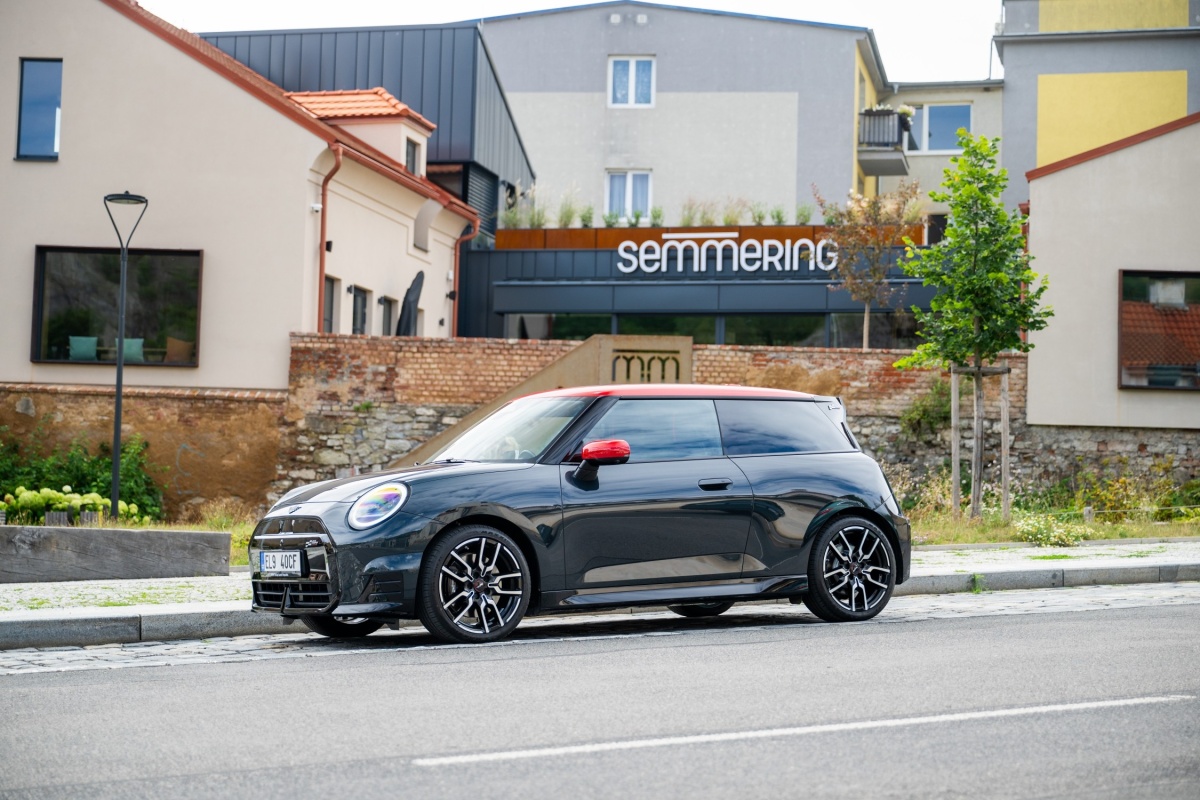p90563853_lowres_mini-cooper-3door-se