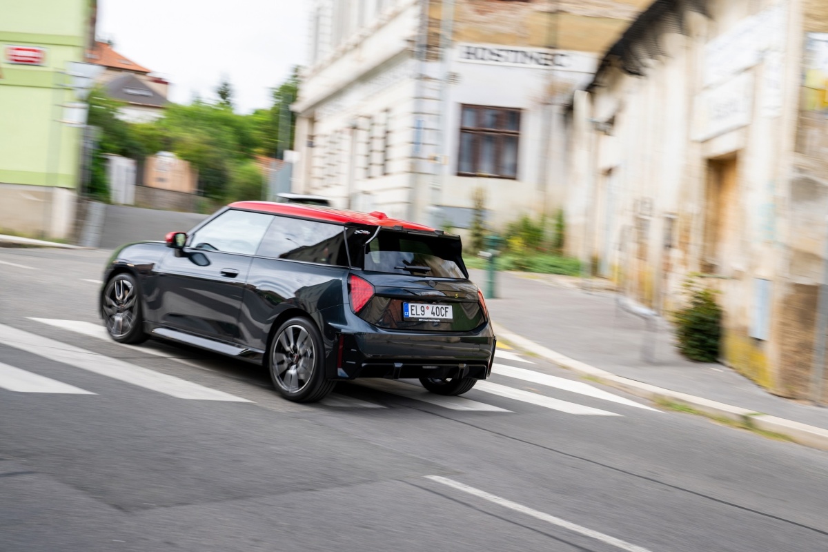 p90563855_lowres_mini-cooper-3door-se