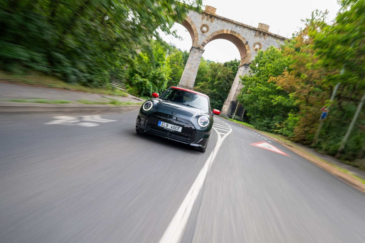 p90563862_lowres_mini-cooper-3door-se
