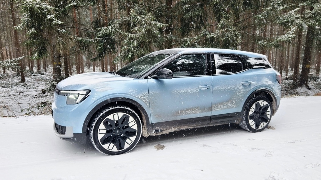 ford-explorer-awd-2025-1
