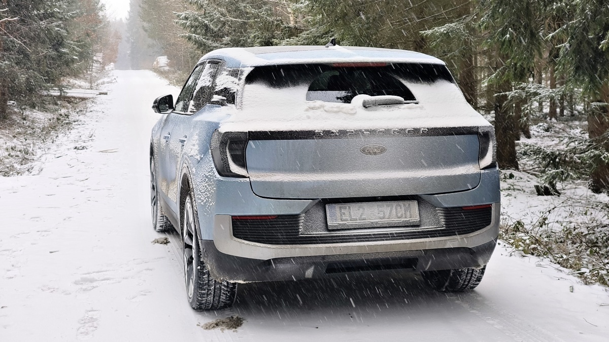 ford-explorer-awd-2025-16