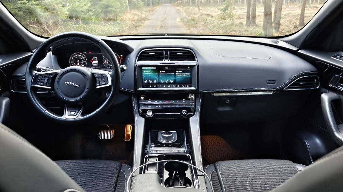 jaguar-f-pace-25