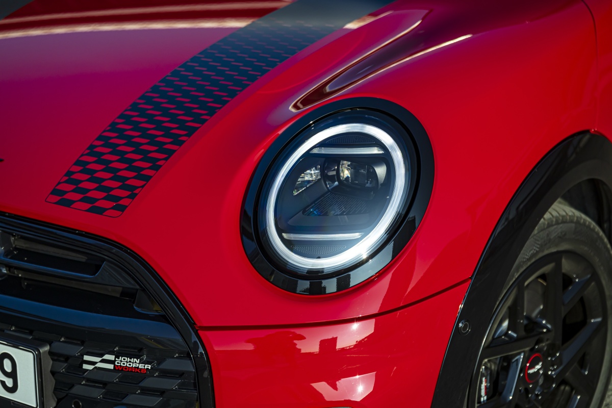 p90587321_highres_mini-cooper-5door-02