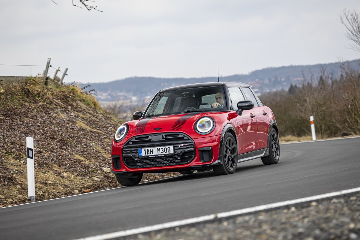 p90587324_highres_mini-cooper-5door-02