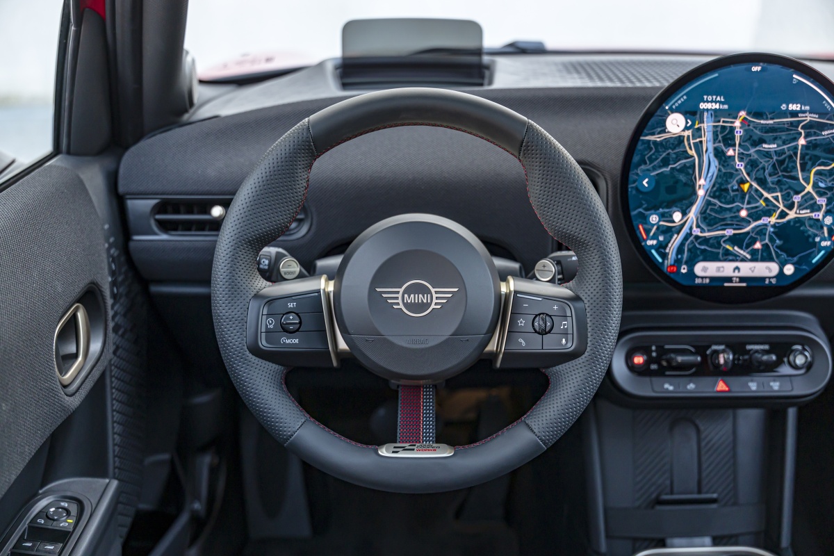 p90587336_highres_mini-cooper-5door-02
