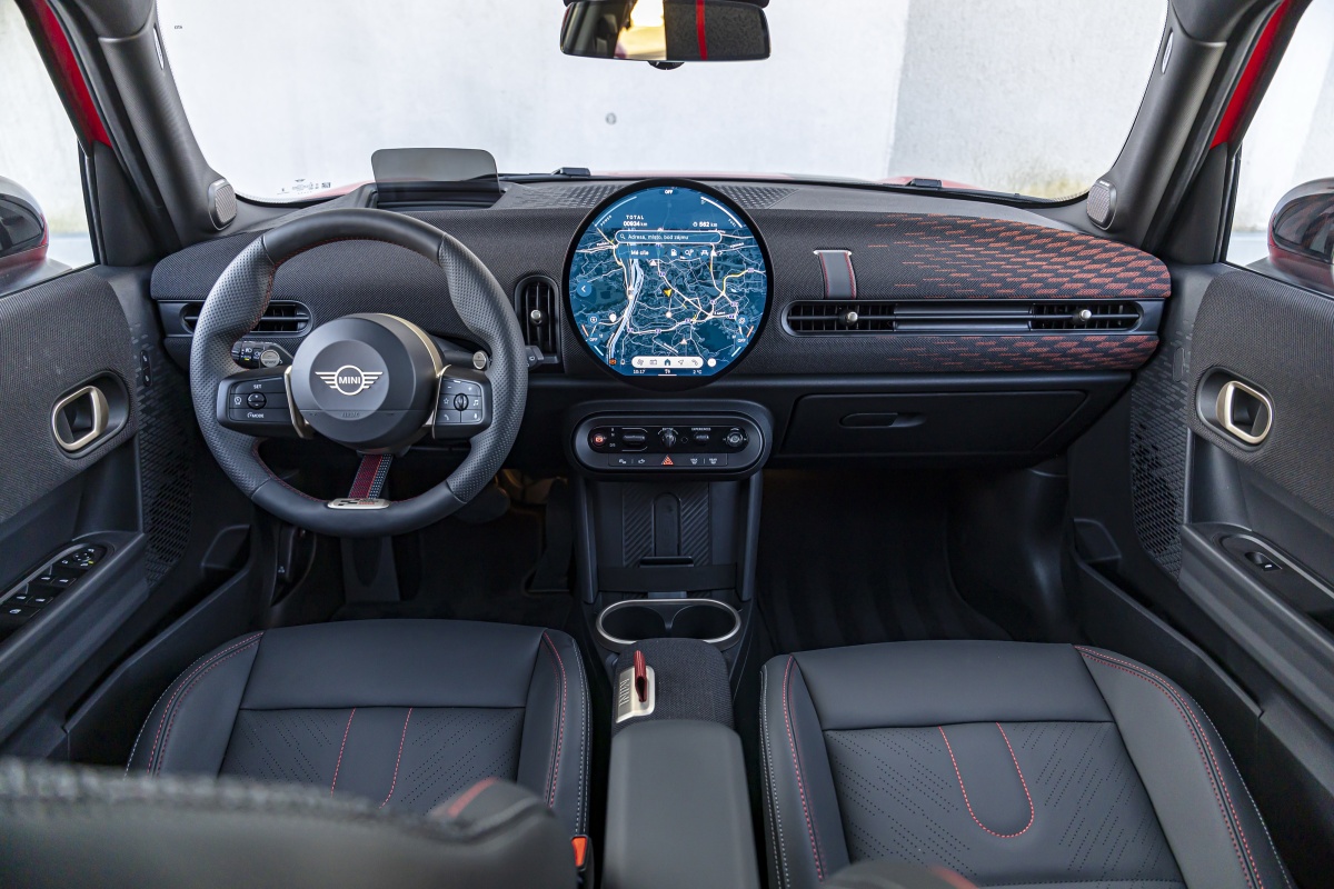 p90587347_highres_mini-cooper-5door-02