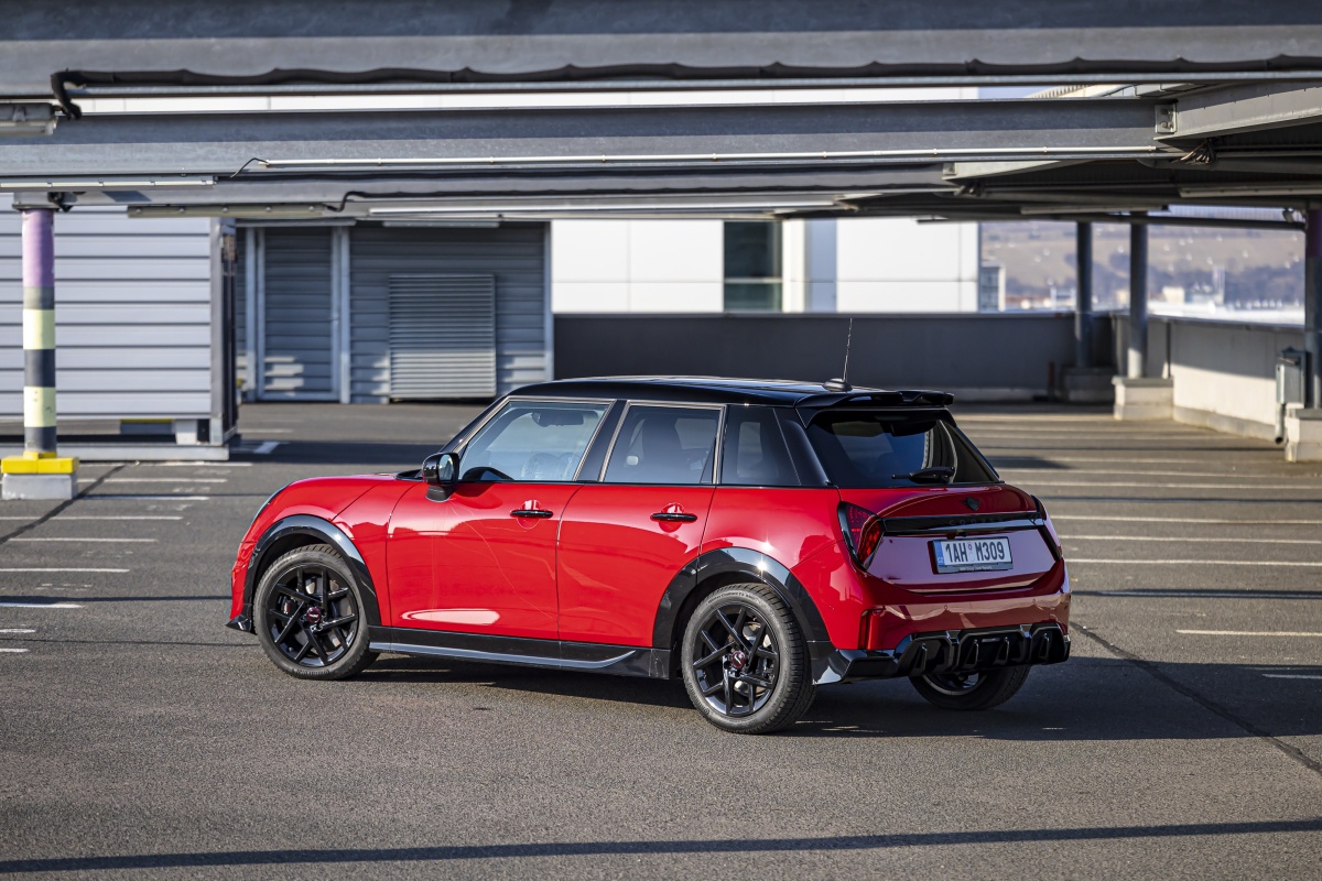 p90587363_highres_mini-cooper-5door-02