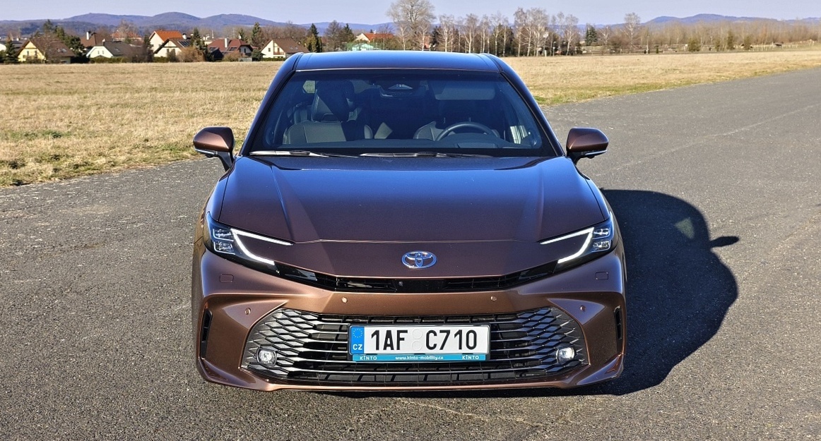 toyota-camry-2025-10