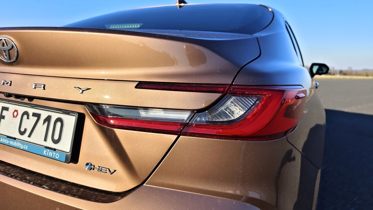 toyota-camry-2025-33