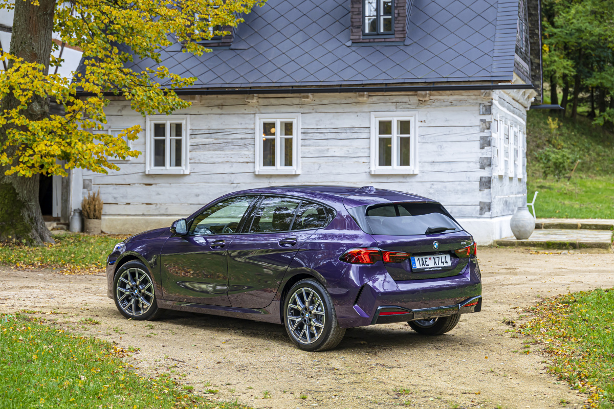 bmw-1-2025-15
