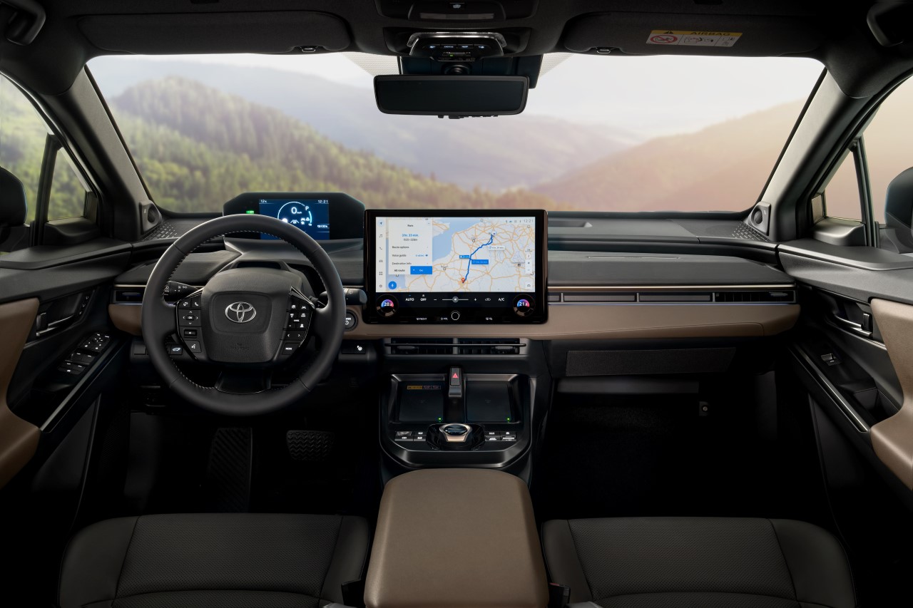 2025_bz4x_touring_int_01