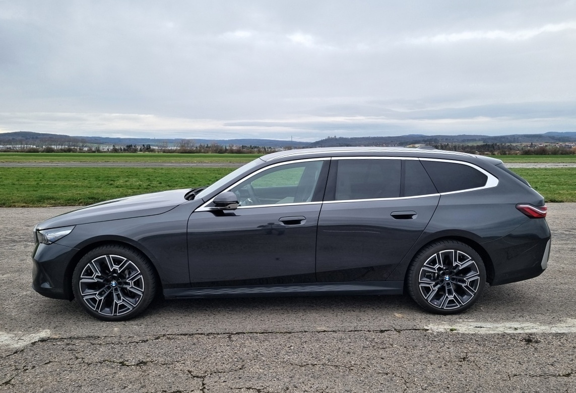 bmw-5-touring-2025-1