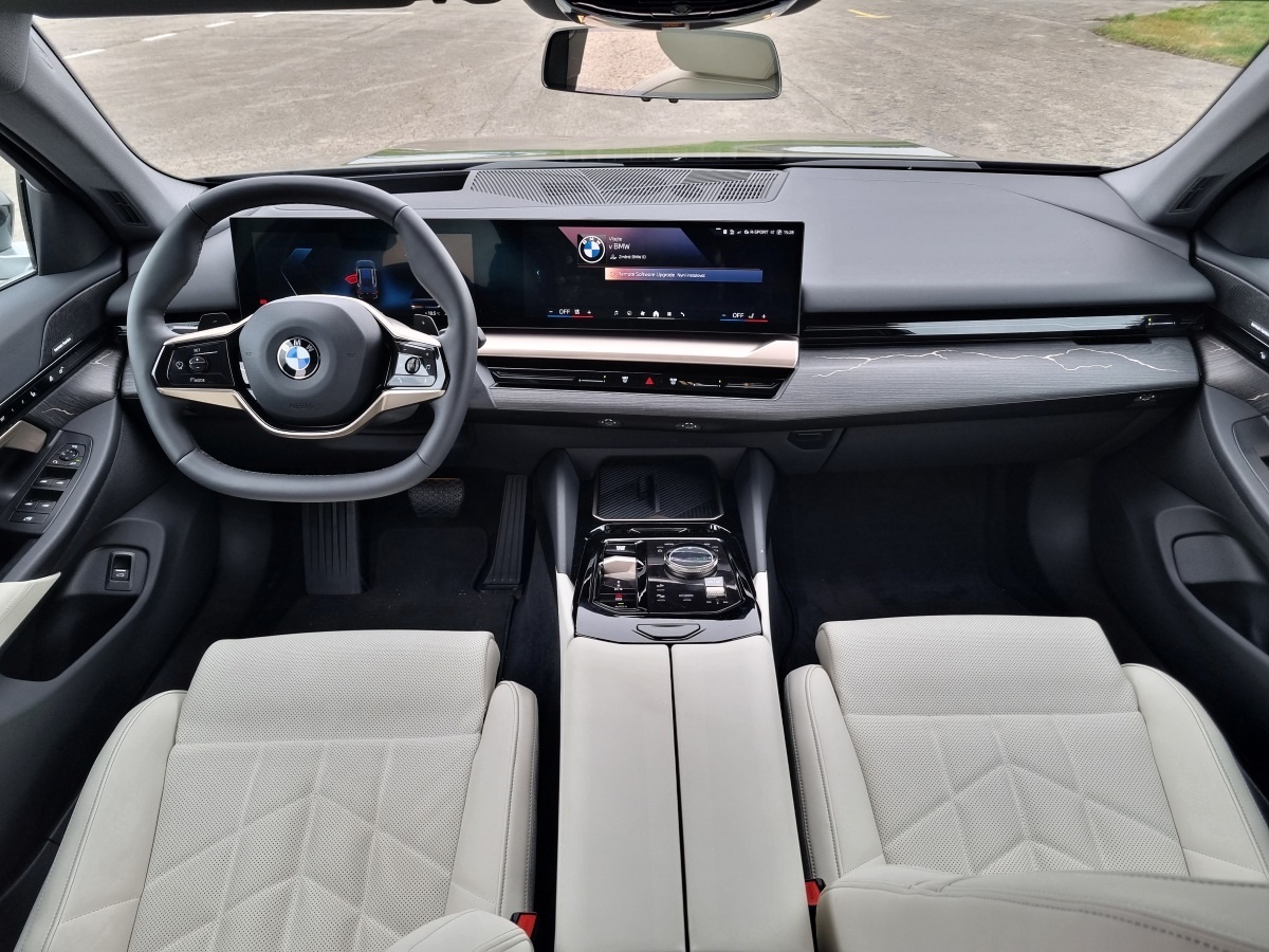 bmw-5-touring-2025-15