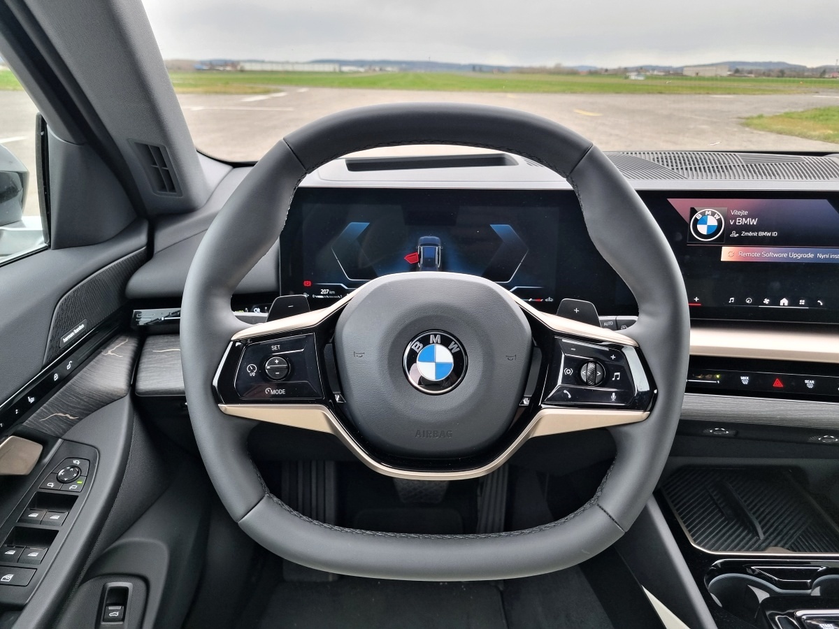 bmw-5-touring-2025-16