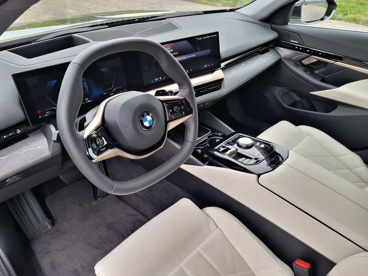 bmw-5-touring-2025-20