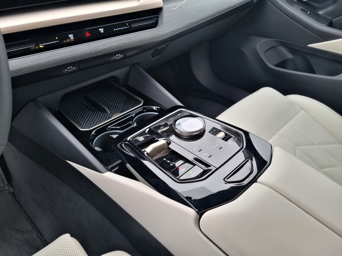 bmw-5-touring-2025-21