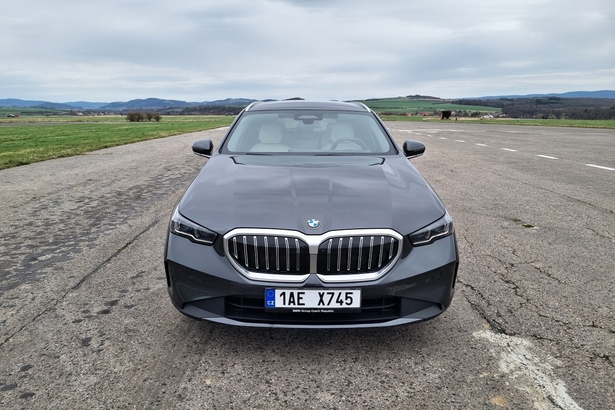 bmw-5-touring-2025-3