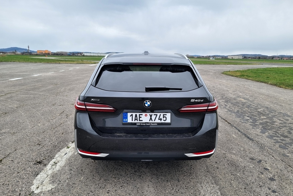 bmw-5-touring-2025-7