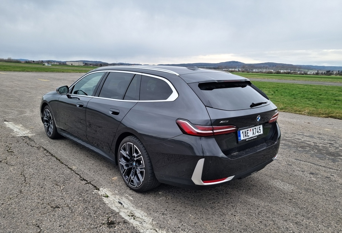 bmw-5-touring-2025-8