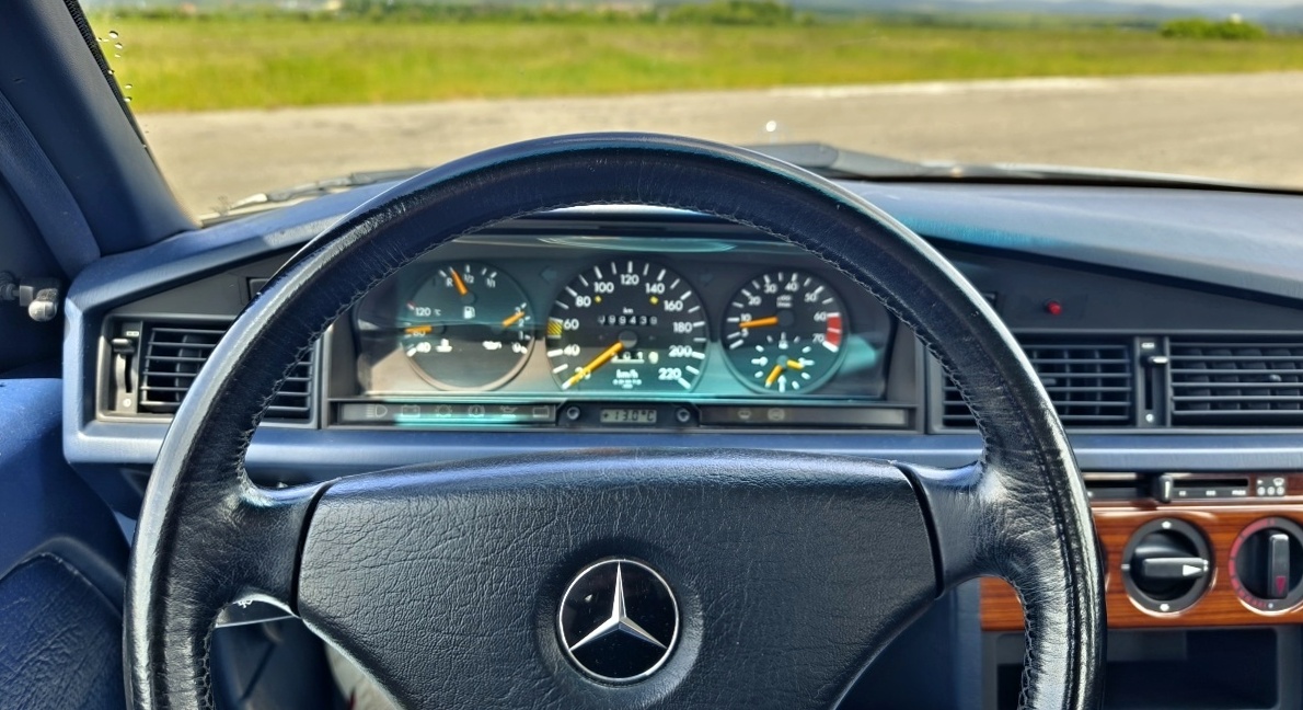 mercedes-benz-190-e-w201-47