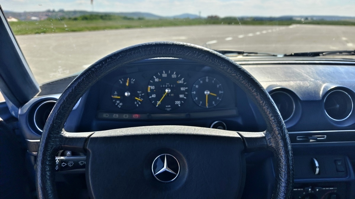mercedes-benz-w123-23