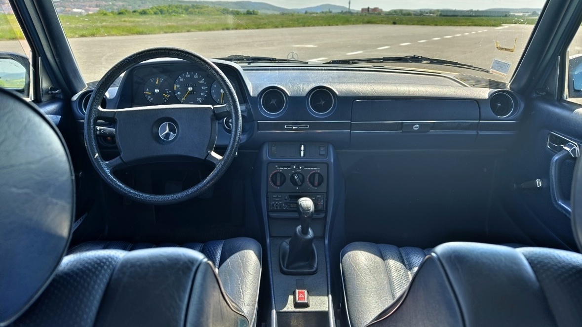 mercedes-benz-w123-26