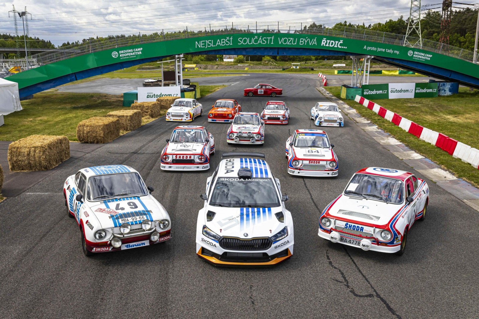 velkolepa-oslava-znacky-skoda-behem-akce-sosnova-classic-1_f445754b-1920x1280
