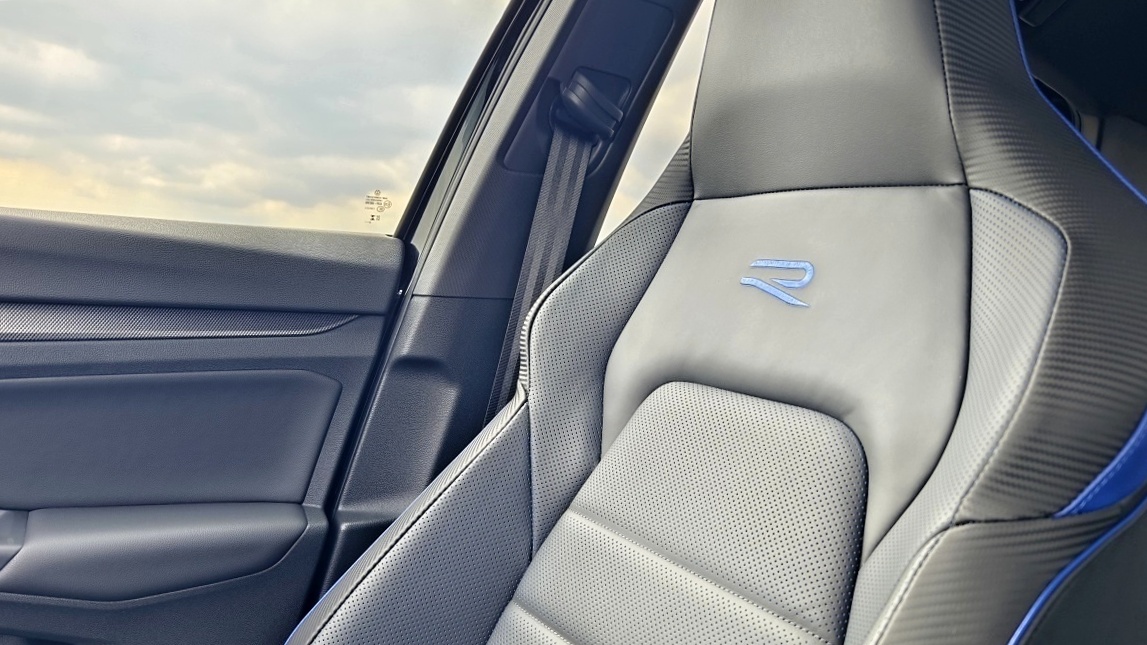 volkswagen-golf-r-2025-28