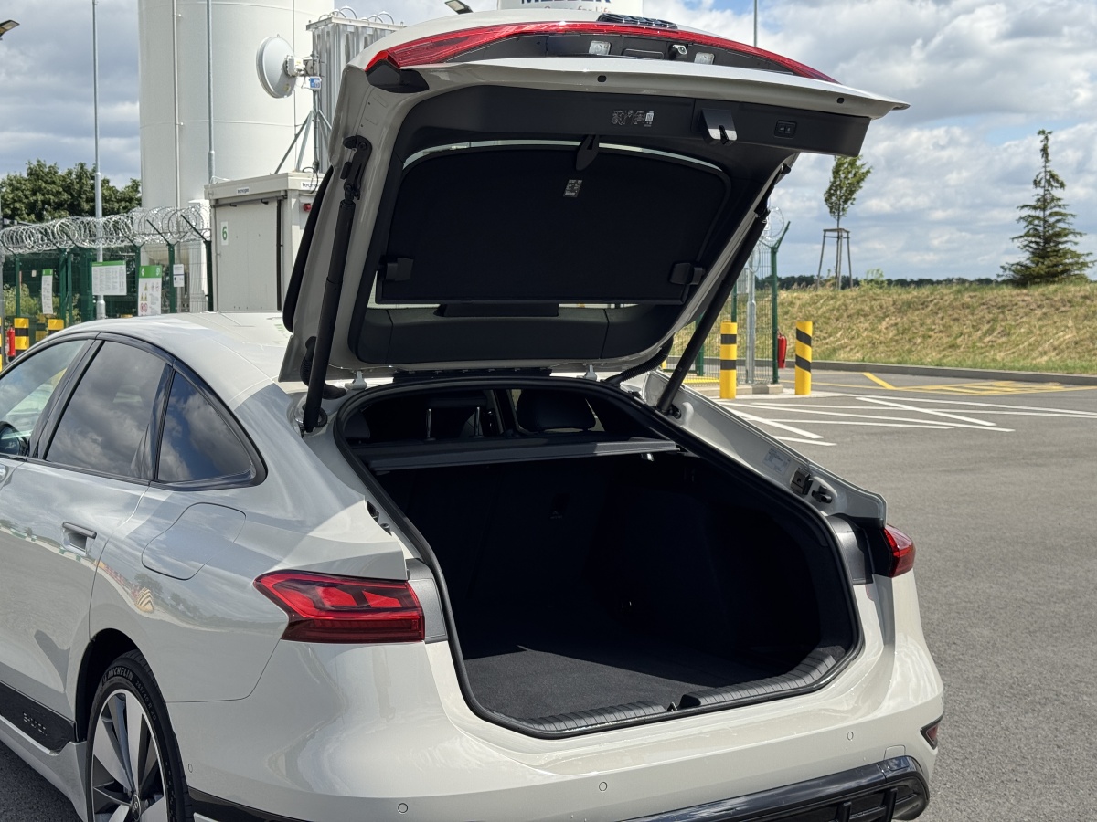 audi-a6-e-tron-2025-11