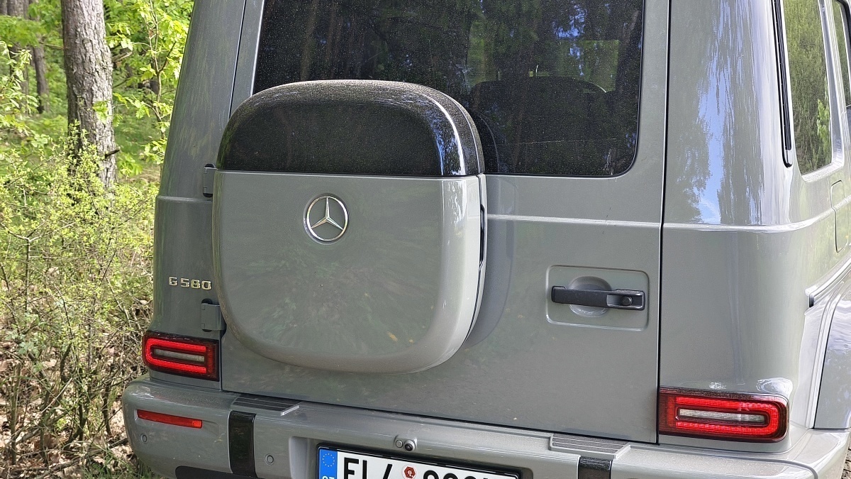mercedes-benz-g-eq-2025-13