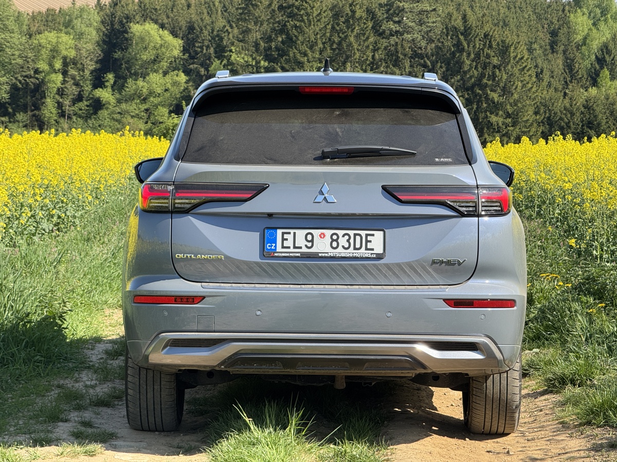 mitsubishi-outlander-phev-2025-10