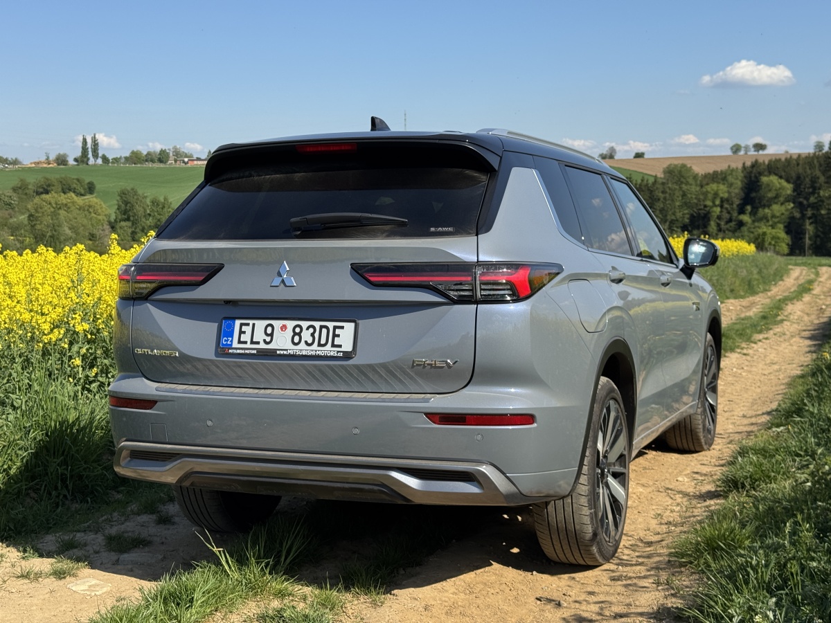 mitsubishi-outlander-phev-2025-12