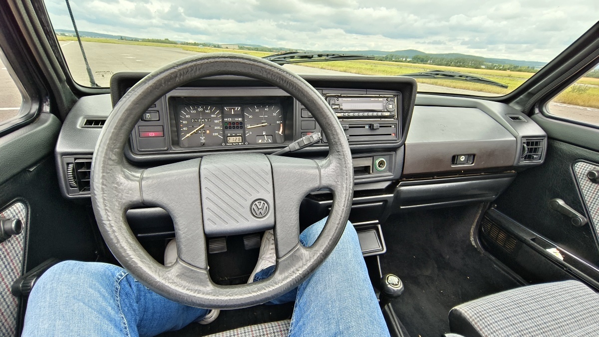 volkswagen-golf-mki-cabriolet-39