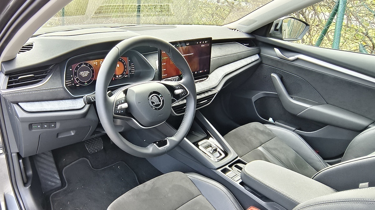 skoda-octavia-kombi-130-let-2025-25