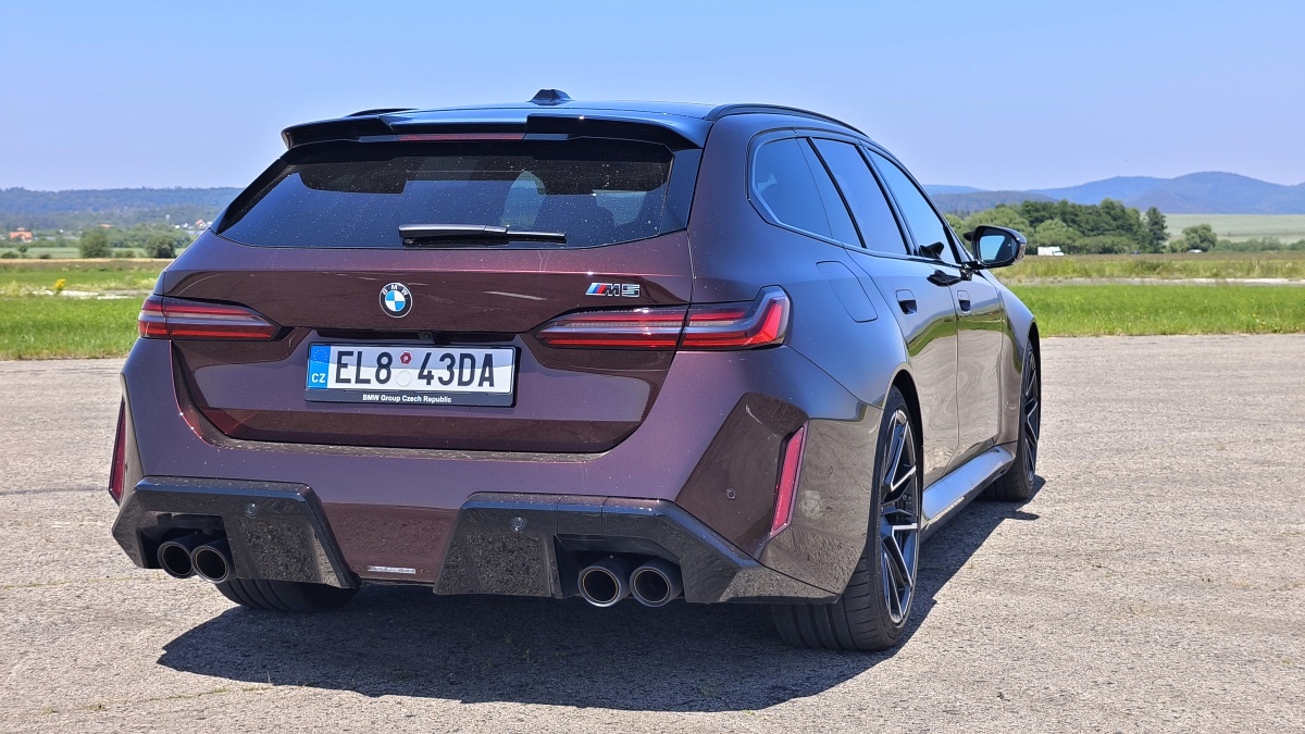 bmw-m5-touring-2025-26