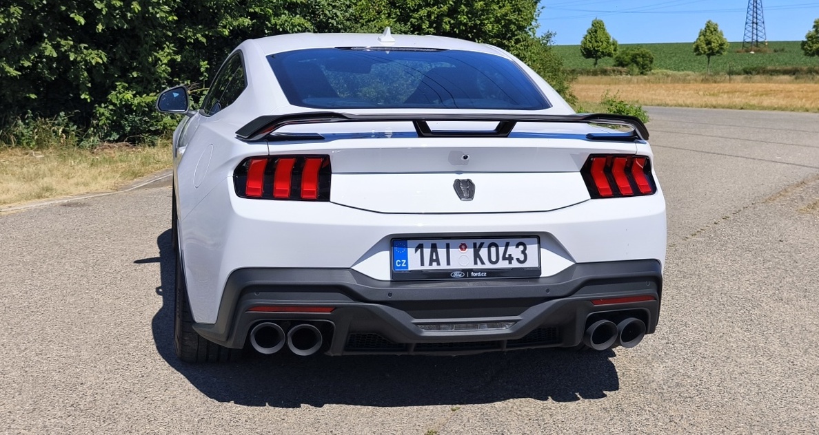 ford-mustang-dark-horse-2025-19