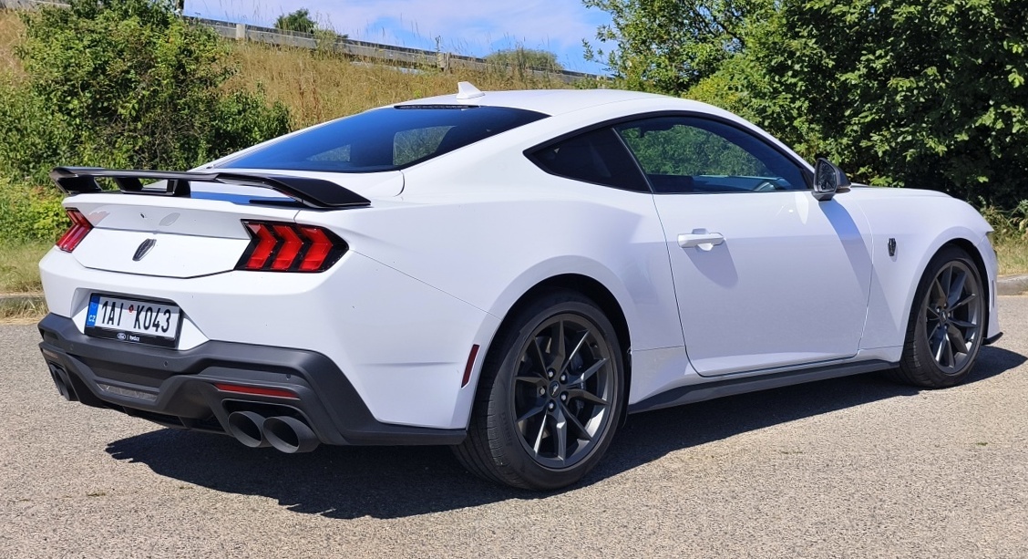 ford-mustang-dark-horse-2025-22